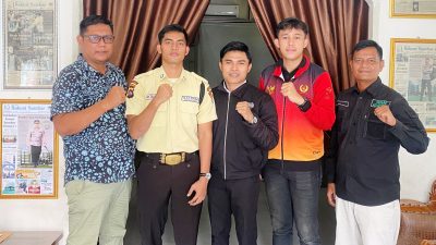 Redaktur Harian Rakyat Sumbar, Handi Yanuar dan staf redaksi Zamzami saat menerima kunjungan tiga atlet bela diri peraih medali PON Aceh-Sumut 2024, Senin (07/07/2025). 