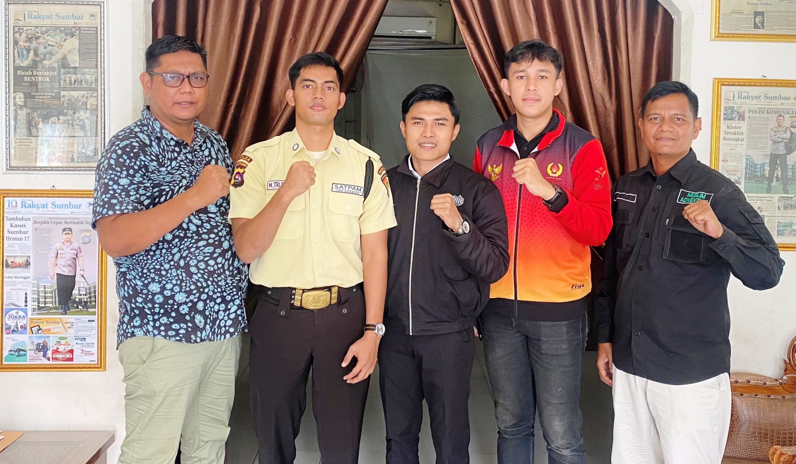 Redaktur Harian Rakyat Sumbar, Handi Yanuar dan staf redaksi Zamzami saat menerima kunjungan tiga atlet bela diri peraih medali PON Aceh-Sumut 2024, Senin (07/07/2025). 