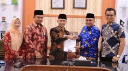 Plt. Kakanwil Kemenag Sumbar Edison dan Kepala Kementerian Agama Kabupaten Solok Selatan Fitriyoni usai menandatangani Surat Hibah Bantuan BMN.