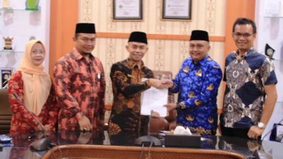 Plt. Kakanwil Kemenag Sumbar Edison dan Kepala Kementerian Agama Kabupaten Solok Selatan Fitriyoni usai menandatangani Surat Hibah Bantuan BMN.