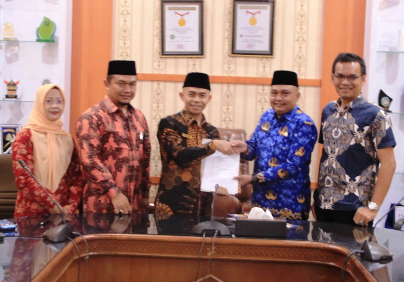 Plt. Kakanwil Kemenag Sumbar Edison dan Kepala Kementerian Agama Kabupaten Solok Selatan Fitriyoni usai menandatangani Surat Hibah Bantuan BMN.