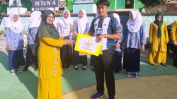 Kepala MTsN 4 Solok Selatan Fatimah, S.Pd menyerahkan hadiah kepada Guru berprestasi.