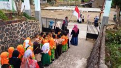 Kepala MIN 5 Solok Selatan Drs. Marmis, MM saat melepas jalan santai siswa-siswi MIN 5 di depan gerbang MIN 5 Solok Selatan.