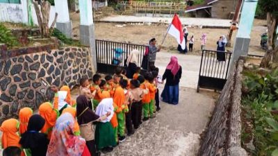 Kepala MIN 5 Solok Selatan Drs. Marmis, MM saat melepas jalan santai siswa-siswi MIN 5 di depan gerbang MIN 5 Solok Selatan.