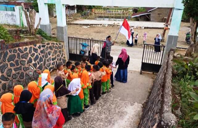 Kepala MIN 5 Solok Selatan Drs. Marmis, MM saat melepas jalan santai siswa-siswi MIN 5 di depan gerbang MIN 5 Solok Selatan.