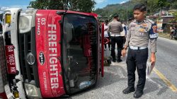 Petugas Polres Solok saat mendatangi lokasi Mobil Damkar Kabupaten Solok yang mengalami kecelakaan di Nagari Kota Gaek Guguak, Kecamatan Gunung Talang, Rabu (16/07/2025).   