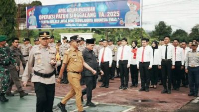 Kapolres Solok Selatan AKBP. Muhammad Faisal Perdana, S.IK, Bupati Solok Selatan H Khairunas, Ketua DPRD Solok Selatan Martius saat pemeriksaan pasukan Operasi Patuh Singgalang 2025.