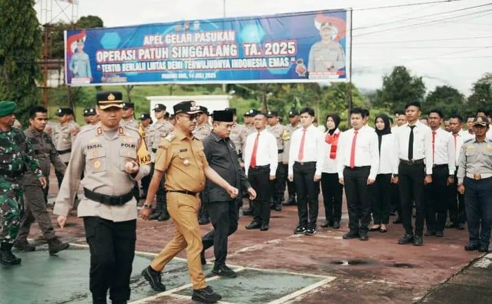 Kapolres Solok Selatan AKBP. Muhammad Faisal Perdana, S.IK, Bupati Solok Selatan H Khairunas, Ketua DPRD Solok Selatan Martius saat pemeriksaan pasukan Operasi Patuh Singgalang 2025.