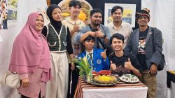 Mahasiswa DKV ISI Padangpanjang Soeryadarma Isman saat menggelar pameran karya yang didampingi orangtua di di Aula Hotel Aulia, Senin (07/07/2025).