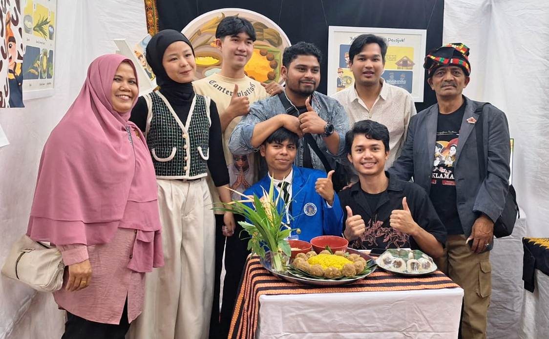 Mahasiswa DKV ISI Padangpanjang Soeryadarma Isman saat menggelar pameran karya yang didampingi orangtua di di Aula Hotel Aulia, Senin (07/07/2025).