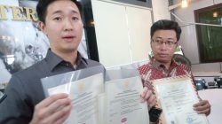 Tim Kuasa Hukum Jawa Pos Daniel Julian Tangkau, SH., M.Kn., LL.M memperlihatkan bukti kepemilikan Saham PT. DNP oleh Jawa Pos.