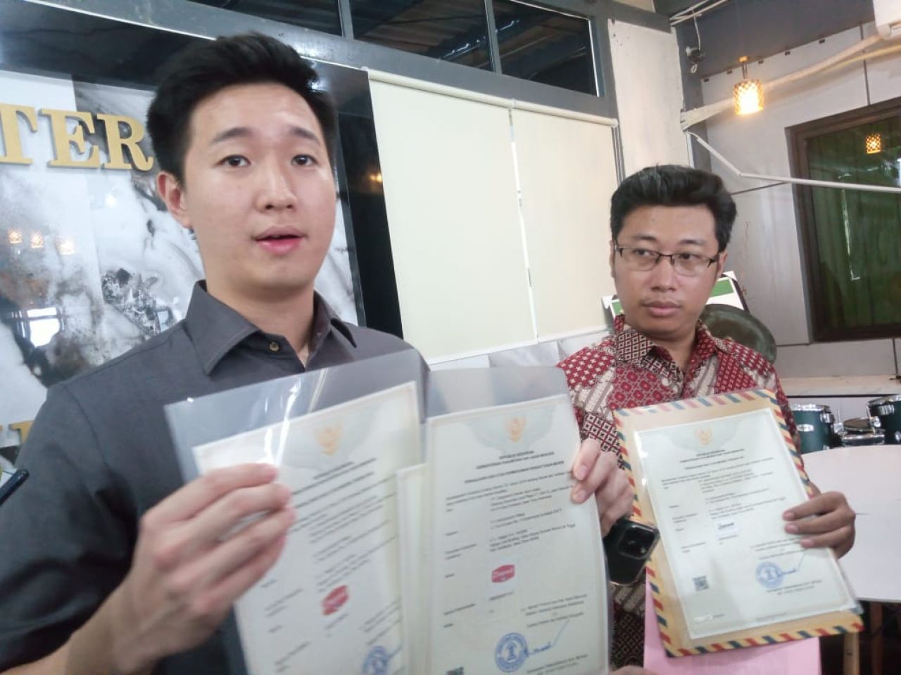 Tim Kuasa Hukum Jawa Pos Daniel Julian Tangkau, SH., M.Kn., LL.M memperlihatkan bukti kepemilikan Saham PT. DNP oleh Jawa Pos.