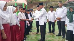 Kepala MTsN 1 Solok Selatan Nusa Jaya, M.Pd saat penyerahan bantuan buku tulis Program Berkapla di MAN 1 Solok Selatan.