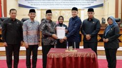 Ketua DPRD Kota Padangpanjang Imbral, SE didampingi Wakil Ketua Mardiansyah dan Nurafni Fitri saat menyerahkan persetujuan dua Ranperda kepada Wali Kota Padangpanjang Hendri Arnis