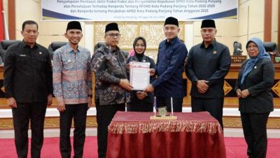 Ketua DPRD Kota Padangpanjang Imbral, SE didampingi Wakil Ketua Mardiansyah dan Nurafni Fitri saat menyerahkan persetujuan dua Ranperda kepada Wali Kota Padangpanjang Hendri Arnis