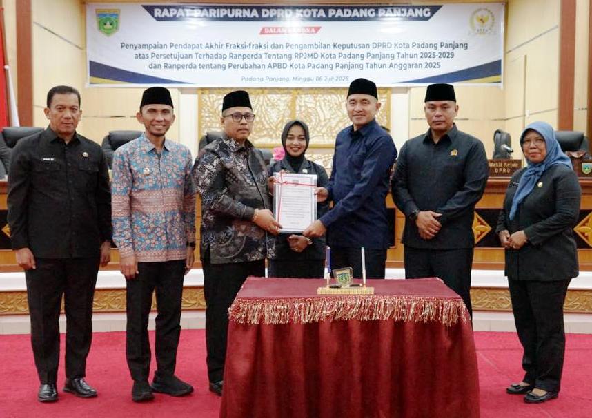 Ketua DPRD Kota Padangpanjang Imbral, SE didampingi Wakil Ketua Mardiansyah dan Nurafni Fitri saat menyerahkan persetujuan dua Ranperda kepada Wali Kota Padangpanjang Hendri Arnis