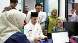 Wakil Bupati Solok Selatan Yulian Efi didampingi Kepala Dinas Kesehatan Kabupaten dr. Pandewal saat di Puskesmas Muara Labuh, Kecamatan Sungai Pagu.