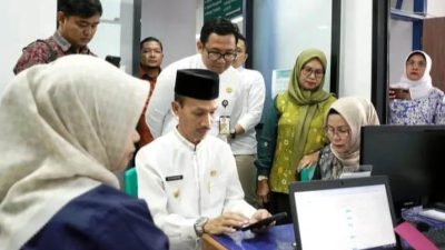 Wakil Bupati Solok Selatan Yulian Efi didampingi Kepala Dinas Kesehatan Kabupaten dr. Pandewal saat di Puskesmas Muara Labuh, Kecamatan Sungai Pagu.