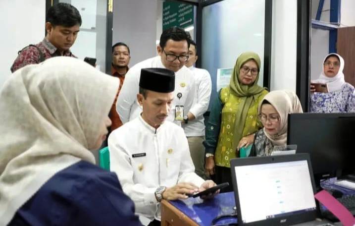 Wakil Bupati Solok Selatan Yulian Efi didampingi Kepala Dinas Kesehatan Kabupaten dr. Pandewal saat di Puskesmas Muara Labuh, Kecamatan Sungai Pagu.