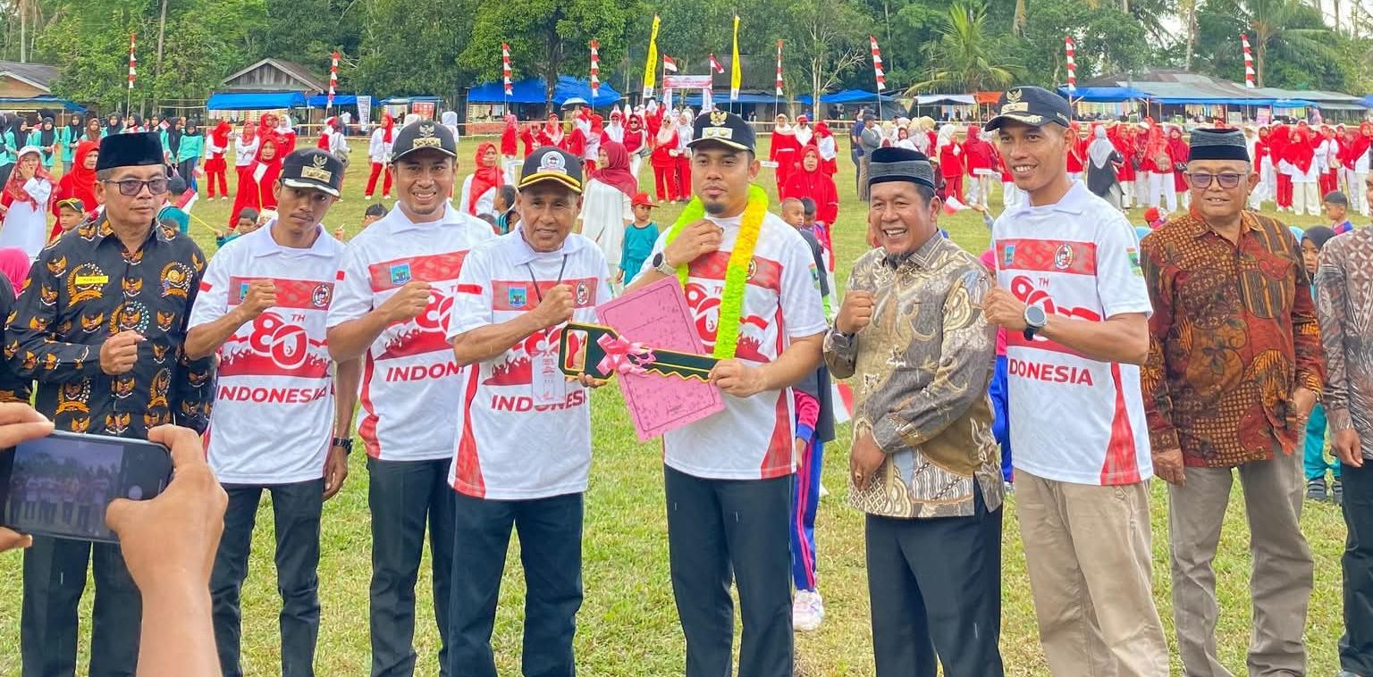 Wakil Bupati Limapuluh Kota Ahlul Badrito Resha saat menghadiri rangkaian Peringatan HUT-RI ke 80 di Lapangan Sepak Bola Nagari Sialang Kecamatan Kapur IX, Sabtu  (12/07/2025).