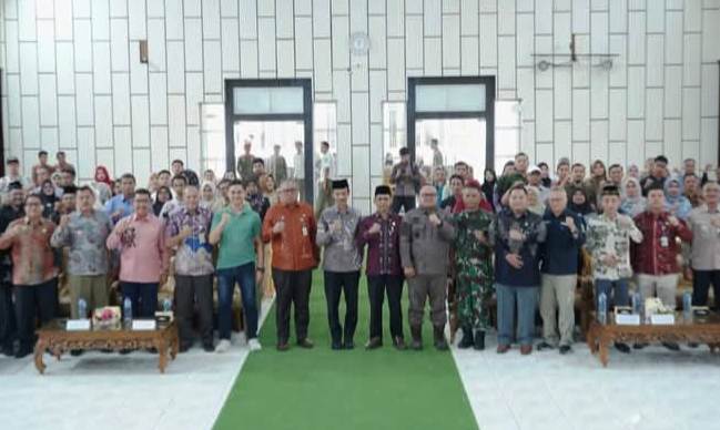 Wakil Bupati Solok Selatan H Yulian Efi, Sekretaris Daerah Dr H Syamsurizaldi, S.IP SE, MM, Staf Ahli Bupati Dr H Novirman SKM, MM bersama OPD.