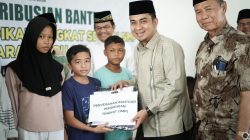 Wali Kota Solok Dr. Dr. Ramadhani Kirana Putra menyerahkan bantuan seragam gratis bagi siswa kurang mampu di Kota Solok.