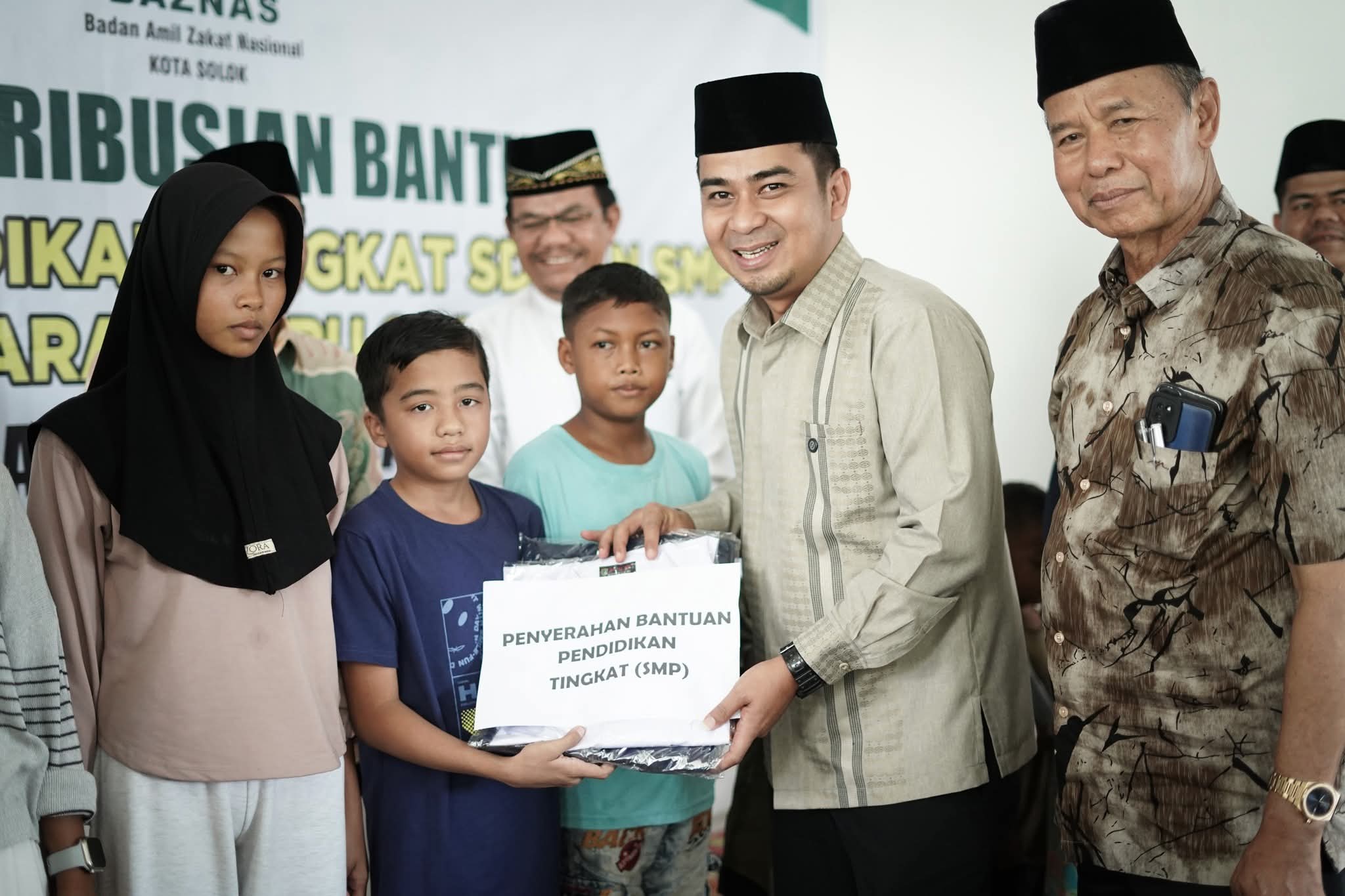 Wali Kota Solok Dr. Dr. Ramadhani Kirana Putra menyerahkan bantuan seragam gratis bagi siswa kurang mampu di Kota Solok.