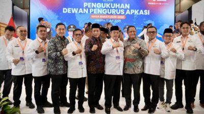 Bupati Solok Jon Firman Pandu bersama Pengurus Apkasi usai dilantik Mendagri Tito Karnavian, Kamis (17/07/2025).