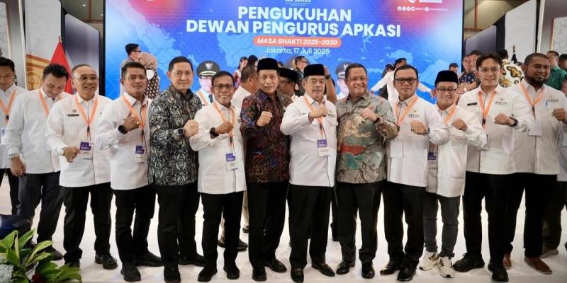 Bupati Solok Jon Firman Pandu bersama Pengurus Apkasi usai dilantik Mendagri Tito Karnavian, Kamis (17/07/2025).