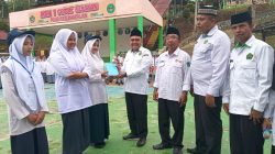 Kepala Kemenag Solok Selatan Fitriyoni didampingi Kepala MAN 1 Solok Selatan Zulkifli, S.Ag, Kepala MTsN 5 Joni Aprisal, S.Pd.I, M.MPd.I, Kepala MTsN 1 Nusa Jaya, M.Pd saat penyerahan bantuan Berkapla.