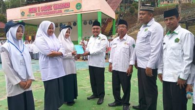 Kepala Kemenag Solok Selatan Fitriyoni didampingi Kepala MAN 1 Solok Selatan Zulkifli, S.Ag, Kepala MTsN 5 Joni Aprisal, S.Pd.I, M.MPd.I, Kepala MTsN 1 Nusa Jaya, M.Pd saat penyerahan bantuan Berkapla.