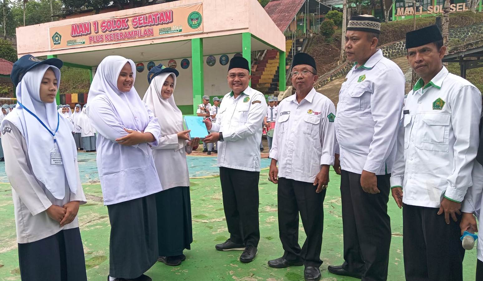 Kepala Kemenag Solok Selatan Fitriyoni didampingi Kepala MAN 1 Solok Selatan Zulkifli, S.Ag, Kepala MTsN 5 Joni Aprisal, S.Pd.I, M.MPd.I, Kepala MTsN 1 Nusa Jaya, M.Pd saat penyerahan bantuan Berkapla.