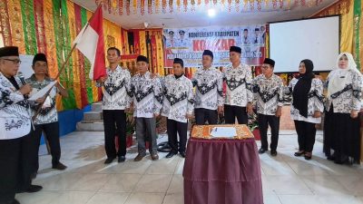 Ketua PGRI Provinsi Sumatera Barat Drs.Darmalis, M.Pd melantik pengurus PGRI Kabupaten Solok Selatan dengan ketua terpilih Asbandi, S.Pd, M.Pd.