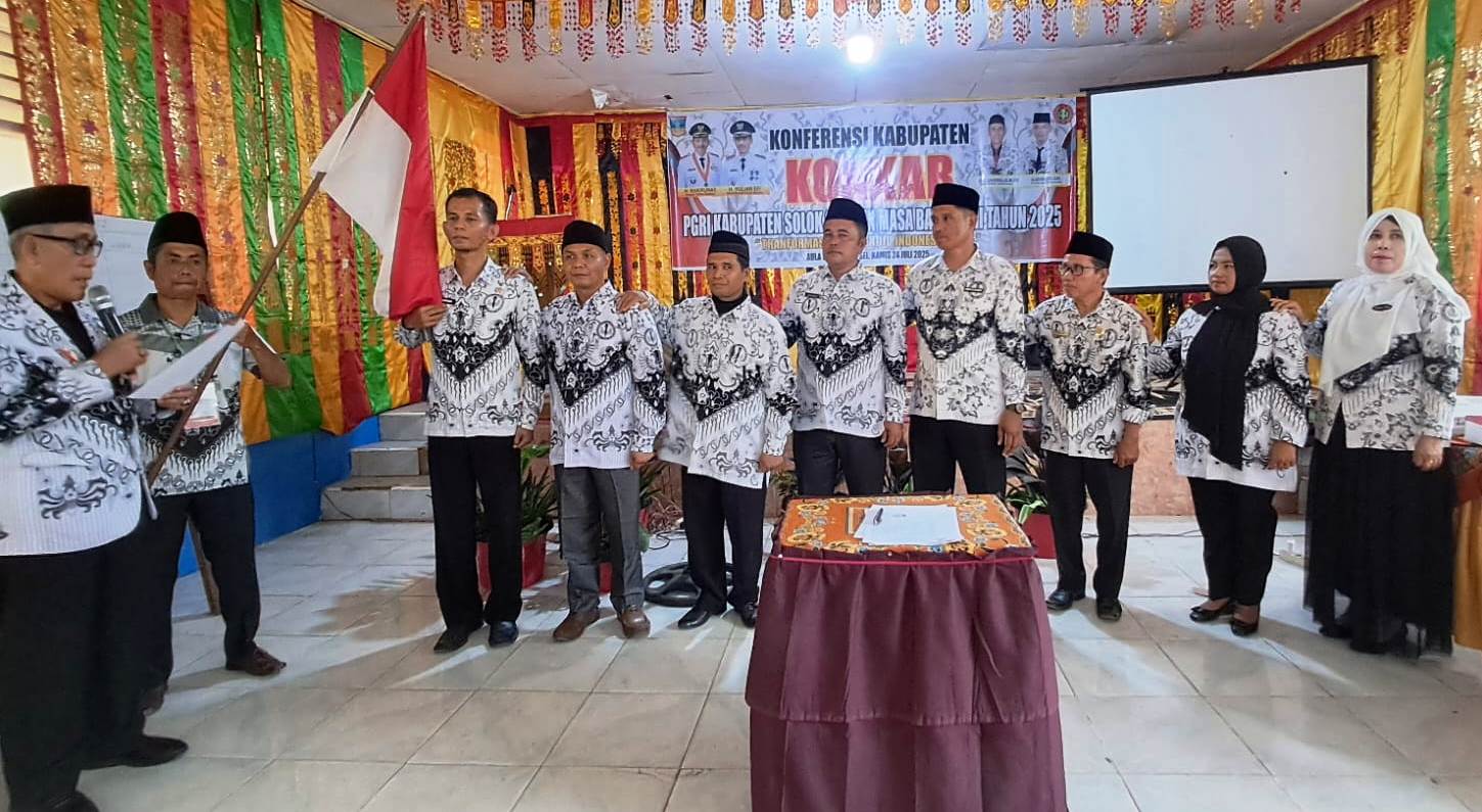 Ketua PGRI Provinsi Sumatera Barat Drs.Darmalis, M.Pd melantik pengurus PGRI Kabupaten Solok Selatan dengan ketua terpilih Asbandi, S.Pd, M.Pd.