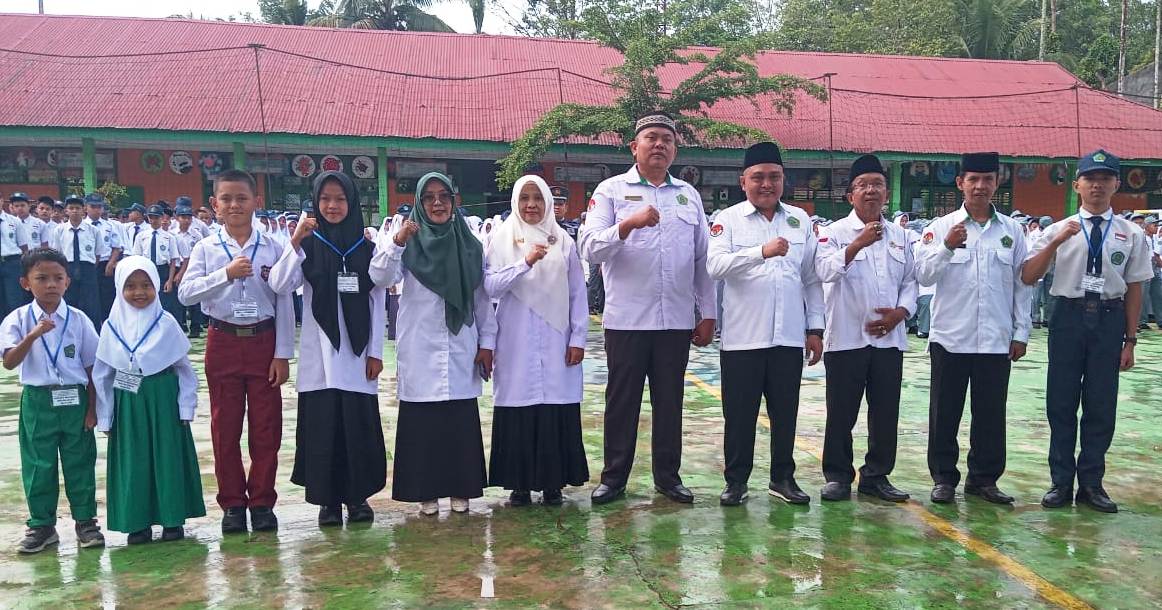 Kepala Kemenag Solok Selatan Fitriyoni, SH., MH bersama seluruh Kepala Madrasah se-Kecamatan Sungai Pagu usai membuka secara resmi Matsama MAN 1 Solok Selatan.
