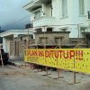 Abaikan Surat Teguran, Akses Masuk Perumahan Elit Disegel