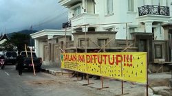 Petugas Dinas PUPR Kota Padangpanjang menyegel akses masuk Perumahan Siti Naimah yang berada di akses masuk Gedung DPRD Kota Padangpanjang, Rabu (16/07/2025).