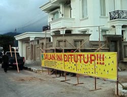 Abaikan Surat Teguran, Akses Masuk Perumahan Elit Disegel