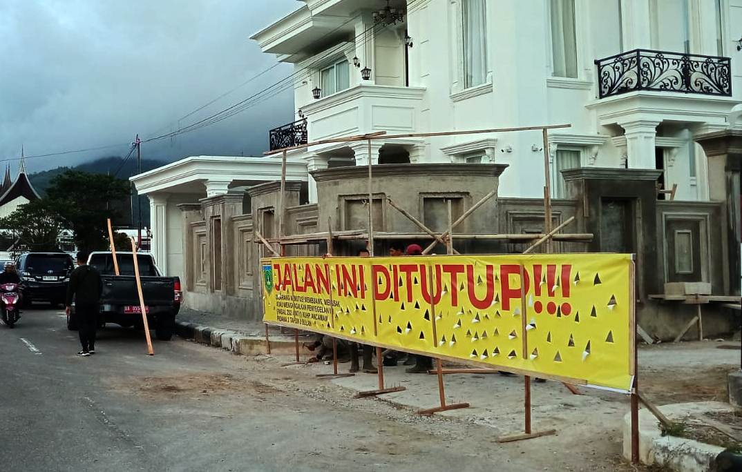 Petugas Dinas PUPR Kota Padangpanjang menyegel akses masuk Perumahan Siti Naimah yang berada di akses masuk Gedung DPRD Kota Padangpanjang, Rabu (16/07/2025).