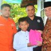 Lebah Muda Bagikan 300 Paket Bingkisan Pendidikan