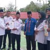 Diserahkan Kepala MAN 1 Solok Selatan, Kepala Kemenag Terima Bahan Ajar Guru Mapel