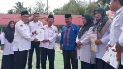Kepala MAN 1 Solok Selatan Zulkifli, S.Ag menyerahkan Bahan Ajar Guru Mata Pelajaran kepada Kepala Kantor Kementerian Agama Kabupaten Solok Selatan Fitriyoni, SH., MH.