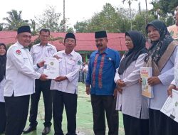 Diserahkan Kepala MAN 1 Solok Selatan, Kepala Kemenag Terima Bahan Ajar Guru Mapel