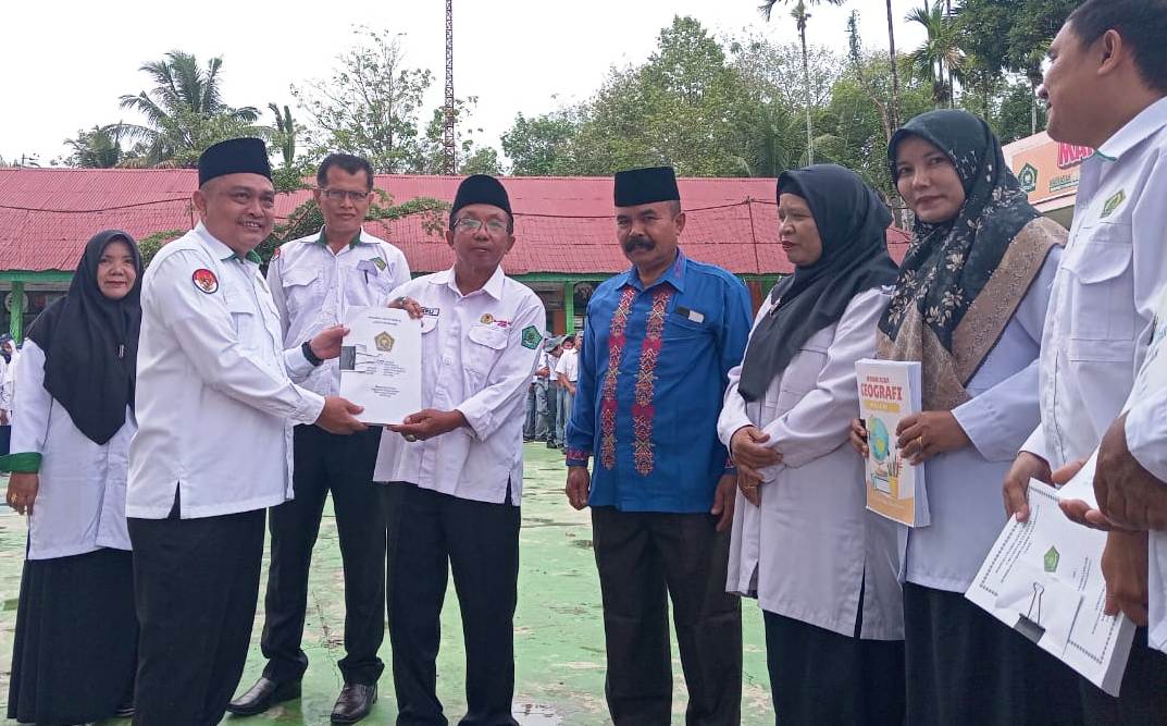 Kepala MAN 1 Solok Selatan Zulkifli, S.Ag menyerahkan Bahan Ajar Guru Mata Pelajaran kepada Kepala Kantor Kementerian Agama Kabupaten Solok Selatan Fitriyoni, SH., MH.
