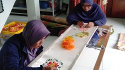 Tim Pengabdian Masyarakat ISI Padangpanjang saat melakukan pendampingan terhadap pengerajin Sulam Koto Gadang yang tergabung dalam UMKM Dennyzar.