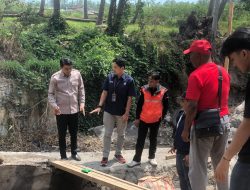 Usai Banjir Bandang, Semen Padang Bantu 100 Zak untuk Perbaikan Irigasi di Rambatan