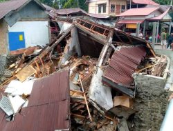 Terkikis Arus Sungai, Ruko Amblas ke Batang Sani