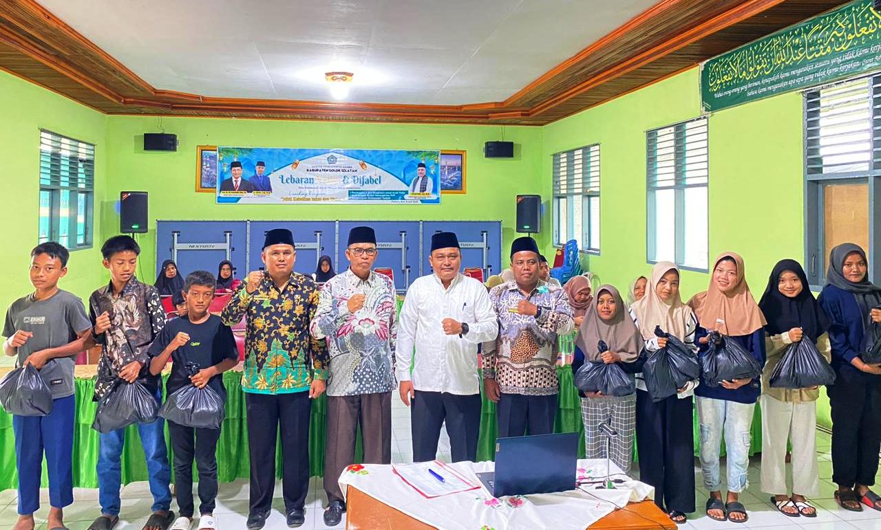 Kepala Kemenag Solok Selatan Fitriyoni, SH., MH, Kasubag TU Syafra Haradi beserta Yatim dan Difabel