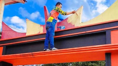 Kepala Sekolah SMAN 4 Solok Selatan Akmalu Rijal Putra,S.Pd, MM ikut merenovasi mempercantik gerbang sekolah
