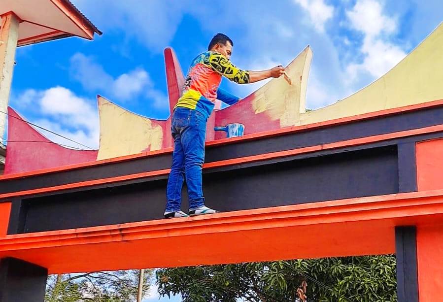 Kepala Sekolah SMAN 4 Solok Selatan Akmalu Rijal Putra,S.Pd, MM ikut merenovasi mempercantik gerbang sekolah